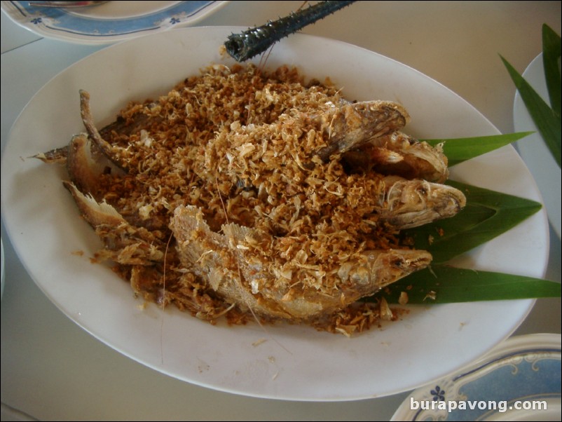 Fish with lots of fried garlic at the floating restaurant.