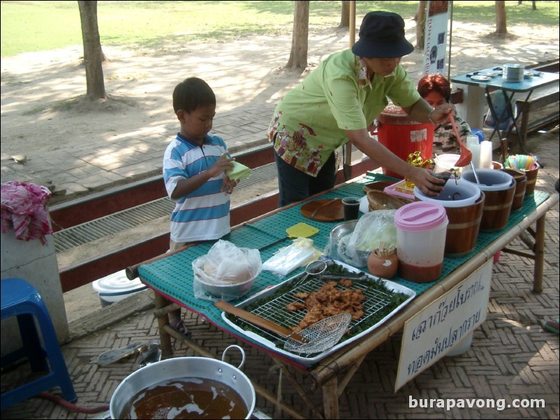 Among things for sale, tod mun pla krai (deep fried fish cakes) and chao kuay (grass jelly).