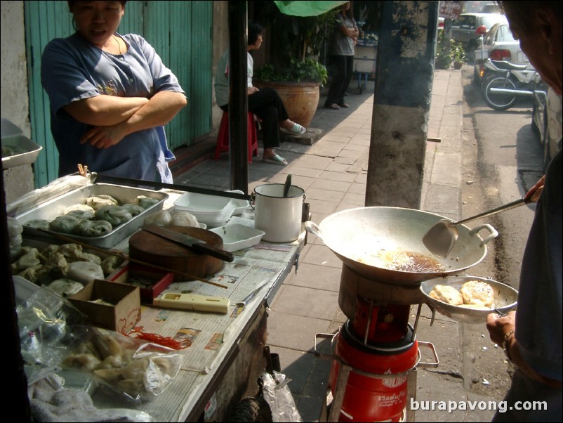 Goo Chai Kuay (Chinese), rice buns stuffed with chives.