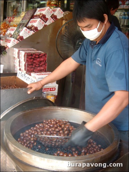 Man cooking water chestnuts, Talaat Kao, Samphanthawong.