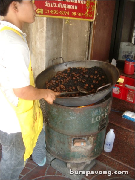 Man cooking water chestnuts, Talaat Kao, Samphanthawong.