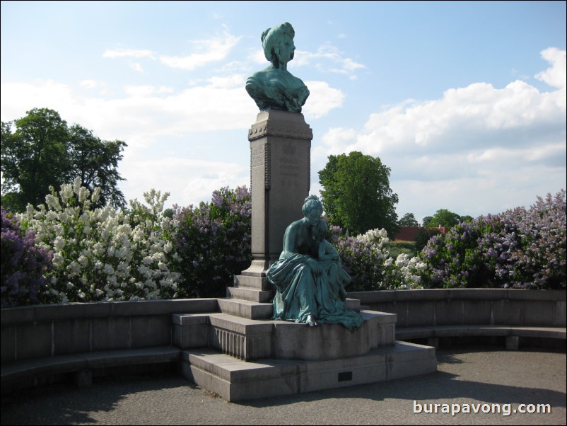 Area in between the Gefion Fountain and the Little Mermaid.