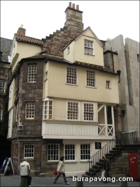 John Knox House and Moubray House.