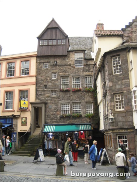 John Knox House and Moubray House.