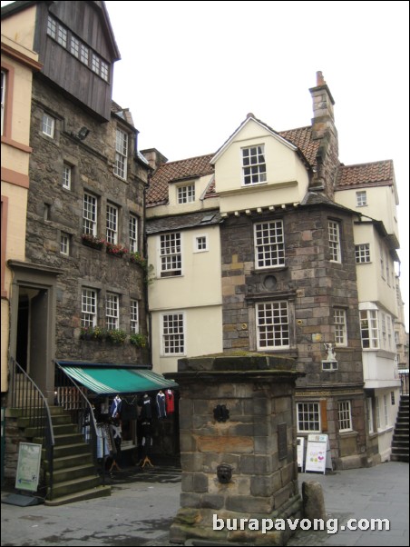 John Knox House and Moubray House.