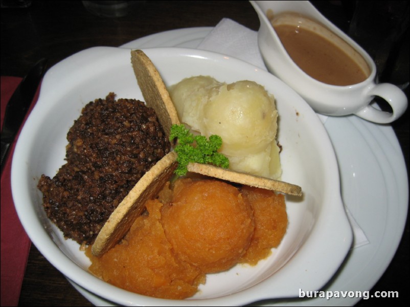 The Albanach Bar, Royal Mile.  Haggis with neeps and tatties (and oatcakes too).