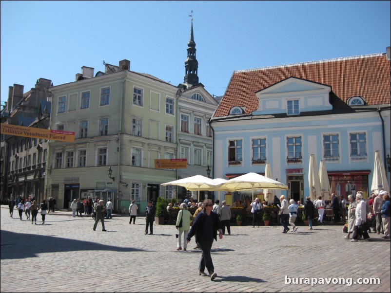 Central Town Hall Square (Raekoja Plats).