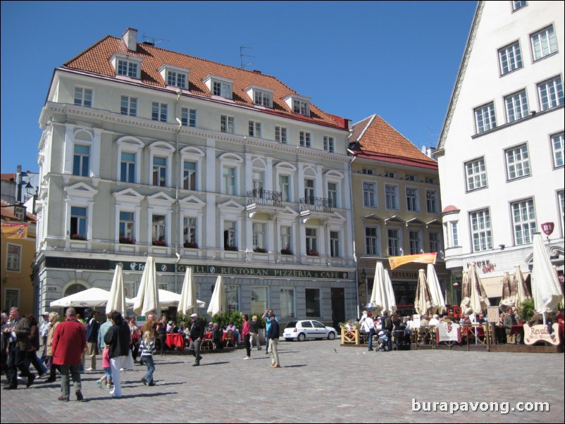 Central Town Hall Square (Raekoja Plats).