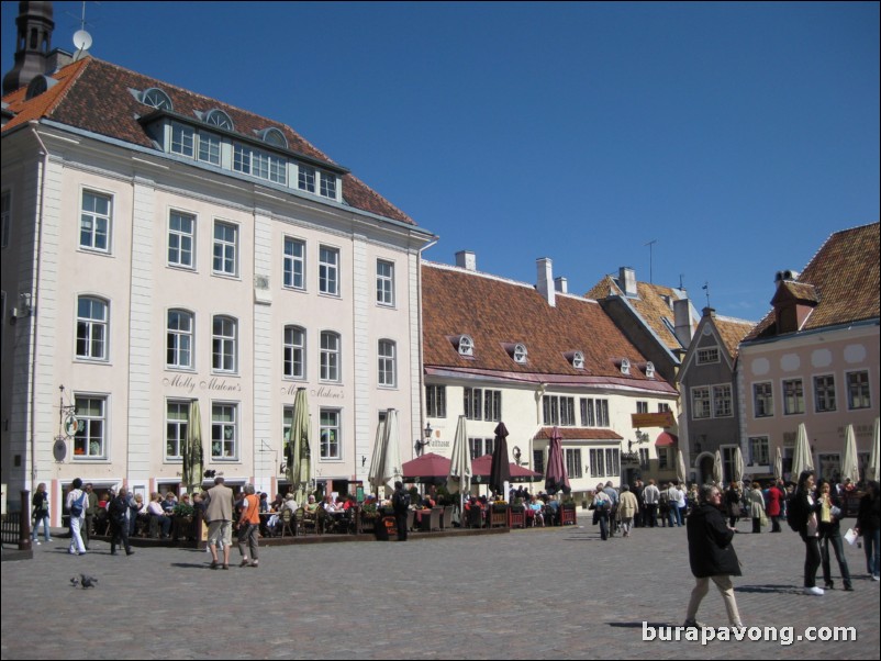 Central Town Hall Square (Raekoja Plats).