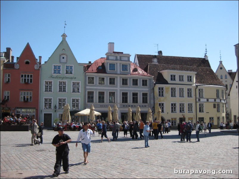 Central Town Hall Square (Raekoja Plats).