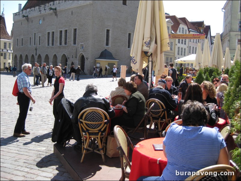 Central Town Hall Square (Raekoja Plats).