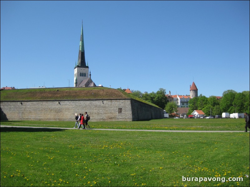 Walking to the Great Coastal Gate & Fat Margarets Tower from the Old Town.