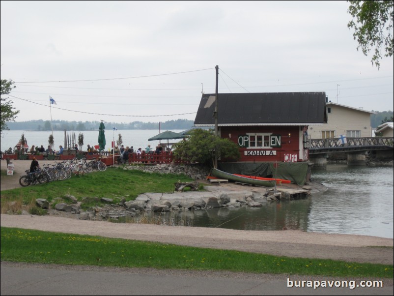 Walking from Sibelius Monument/Park to the flea market at Hietalahti Market Square.