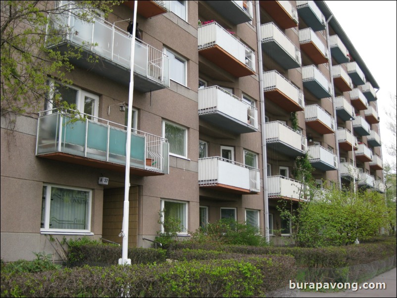 Walking from Sibelius Monument/Park to the flea market at Hietalahti Market Square.