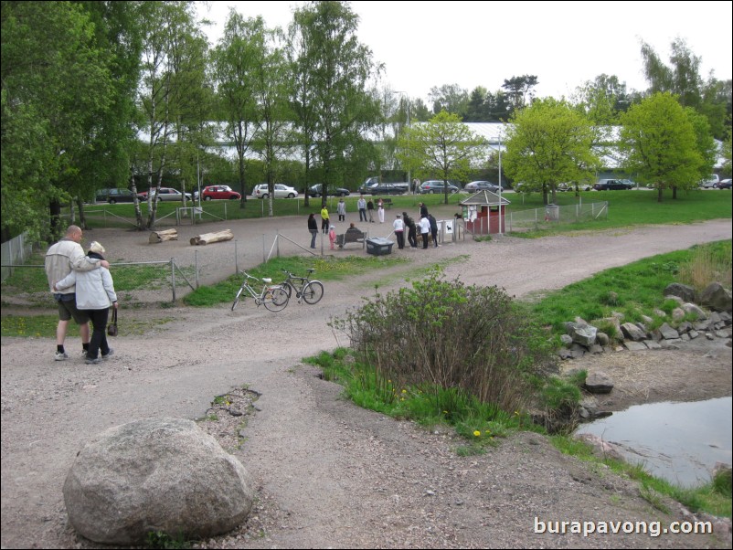 Walking from Sibelius Monument/Park to the flea market at Hietalahti Market Square.