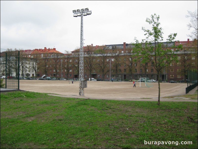 Walking from Sibelius Monument/Park to the flea market at Hietalahti Market Square.