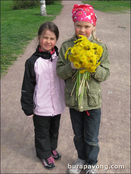 Dandelion girls, Kaivopuisto park.