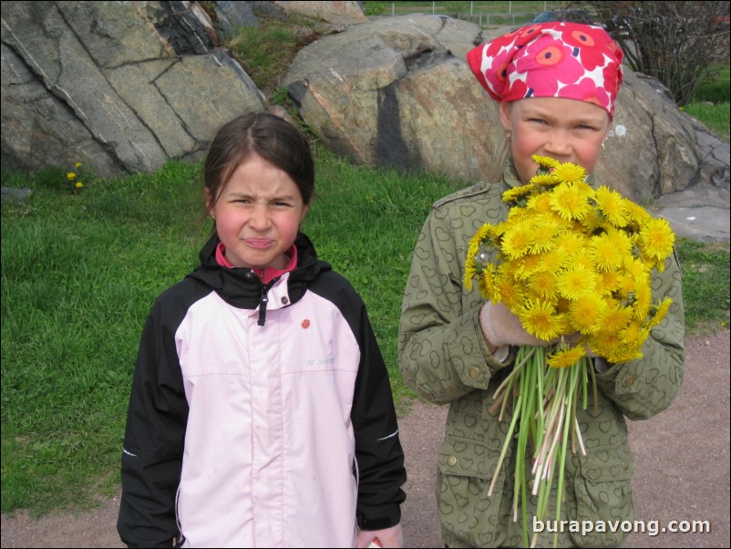 Dandelion girls, Kaivopuisto park.