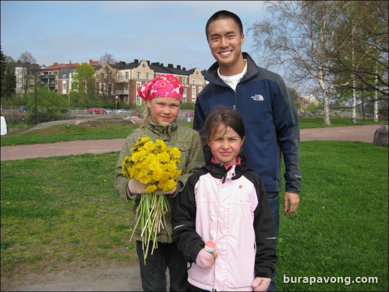 Dandelion girls, Kaivopuisto park.