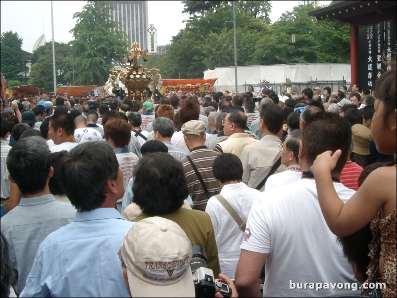 Sanja Matsuri festival, Nakamise.