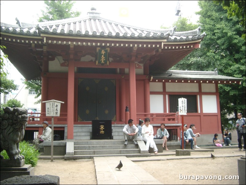 Small shrine, Nakamise.