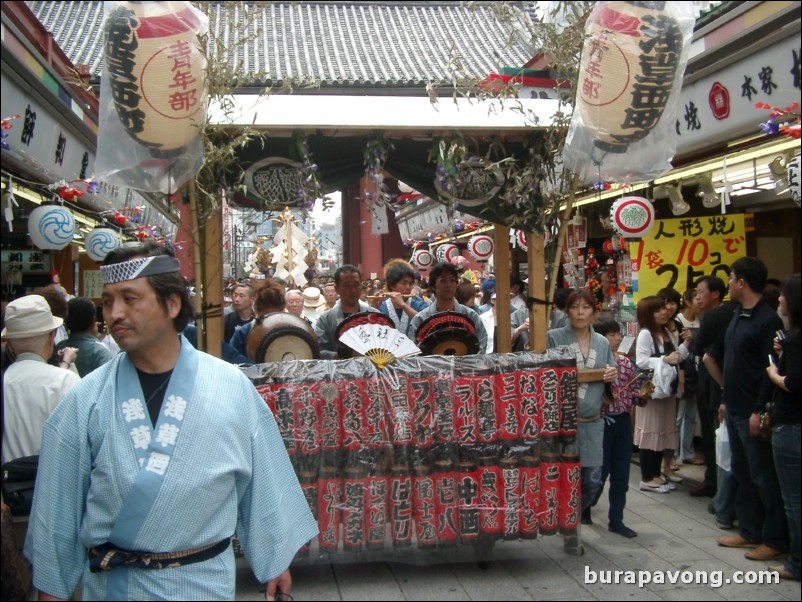 Sanja Matsuri (Festival of Asakusa Shrine).