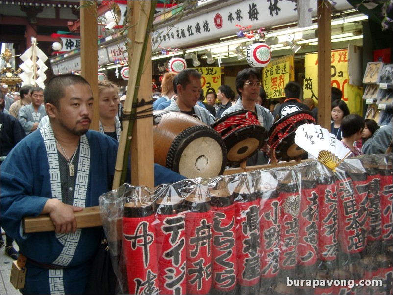 Sanja Matsuri (Festival of Asakusa Shrine).