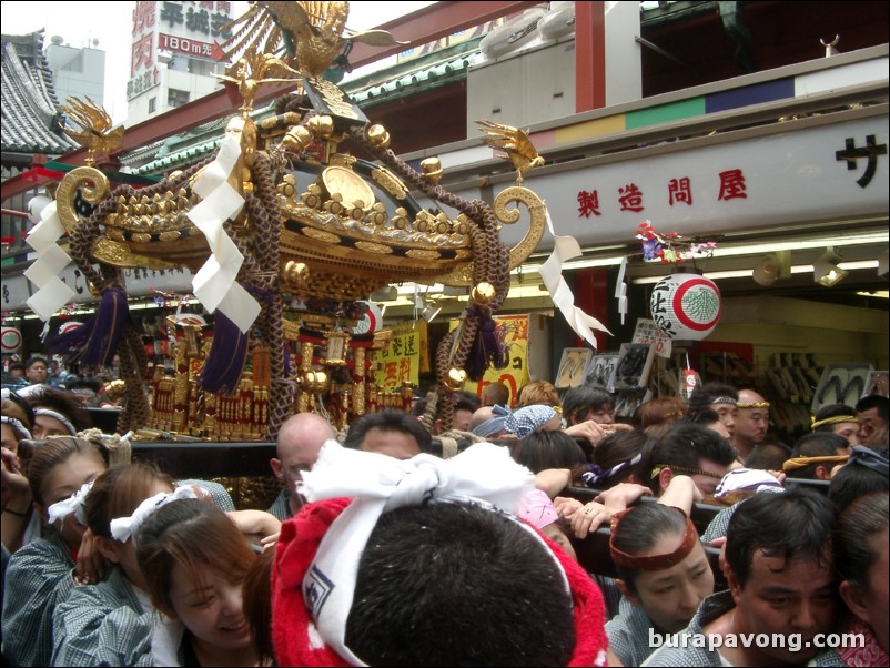 Sanja Matsuri (Festival of Asakusa Shrine).