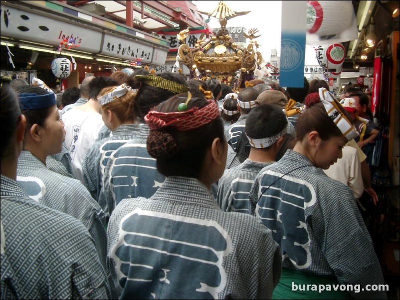 Sanja Matsuri (Festival of Asakusa Shrine).