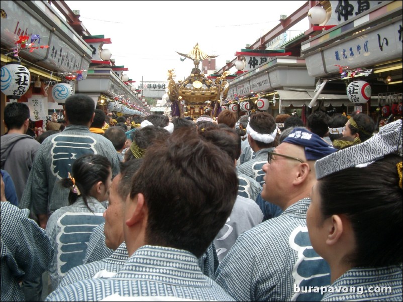 Sanja Matsuri (Festival of Asakusa Shrine).