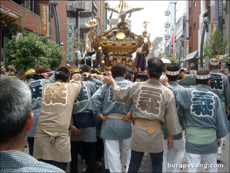 Sanja Matsuri (Festival of Asakusa Shrine).