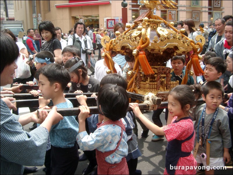 Sanja Matsuri (Festival of Asakusa Shrine).