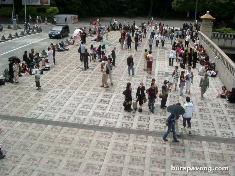 Overlooking the cos-play-zoku on Meiji-jingu bridge.