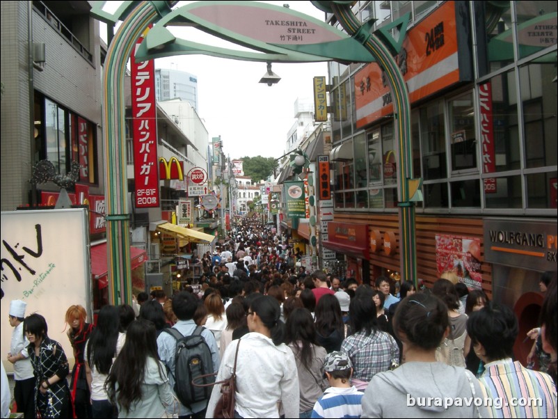 Takeshita-dori (Takeshita Street).