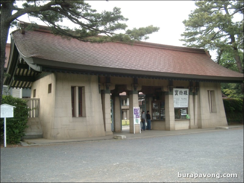 Meiji-jingu Treasure Museum, Yoyogi-koen (Yoyogi Park).