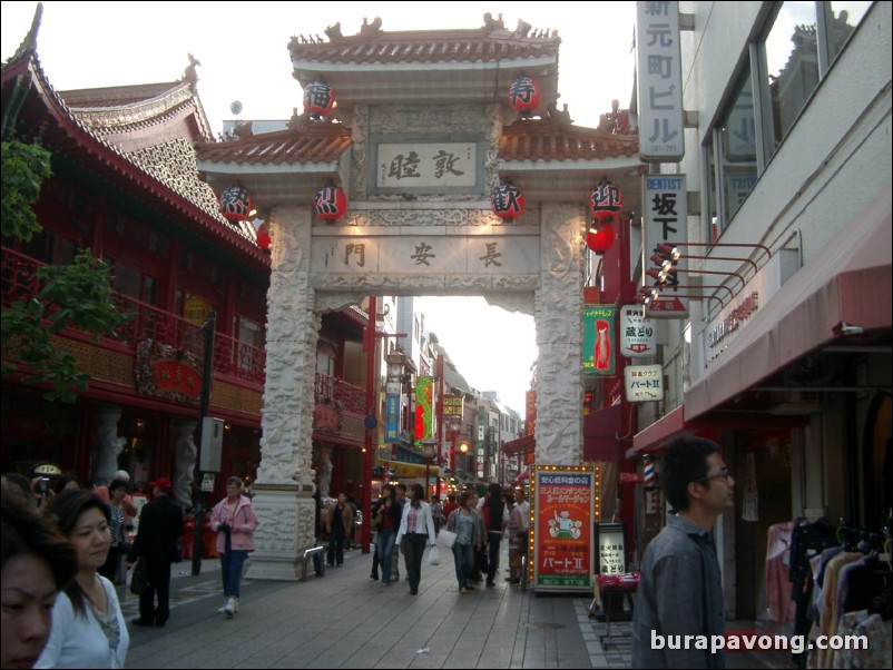 Entrance to Nankinmachi (Chinatown), Kobe.