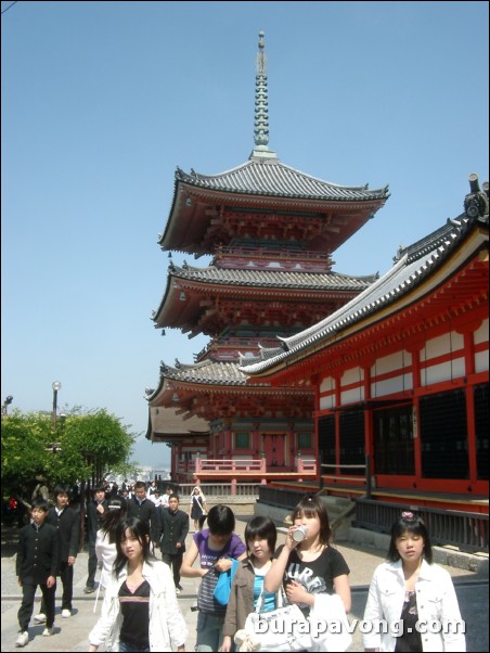 Kiyomizu-dera (Kiyomizu Temple).