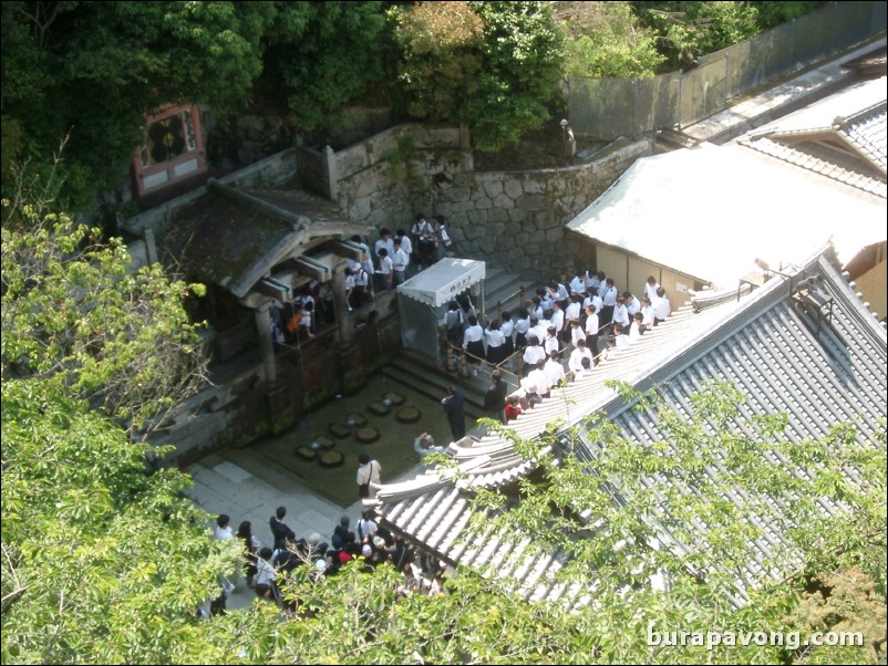 Kiyomizu-dera (Kiyomizu Temple).