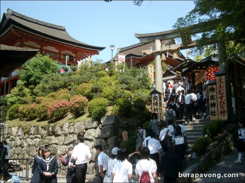 Kiyomizu-dera (Kiyomizu Temple).