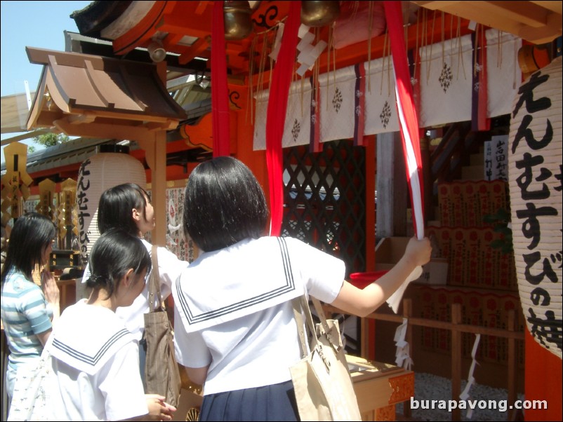 Kiyomizu-dera (Kiyomizu Temple).