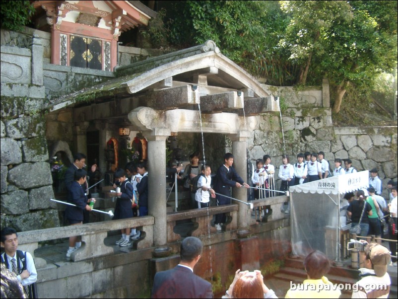 Kiyomizu-dera (Kiyomizu Temple).