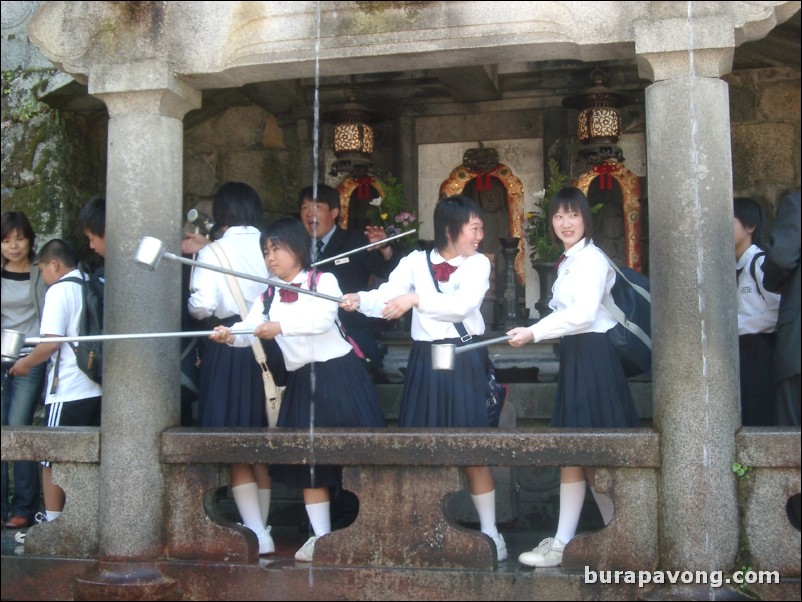 Kiyomizu-dera (Kiyomizu Temple).