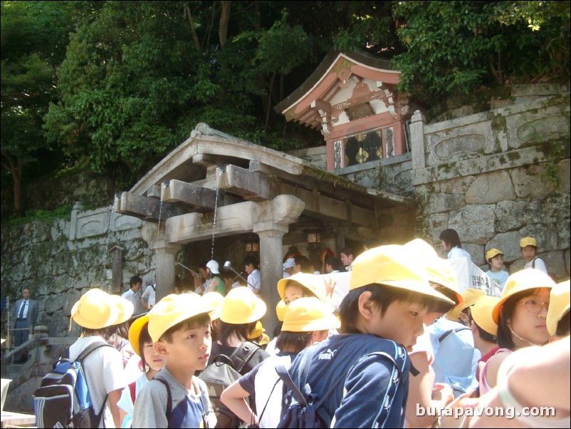 Kiyomizu-dera (Kiyomizu Temple).