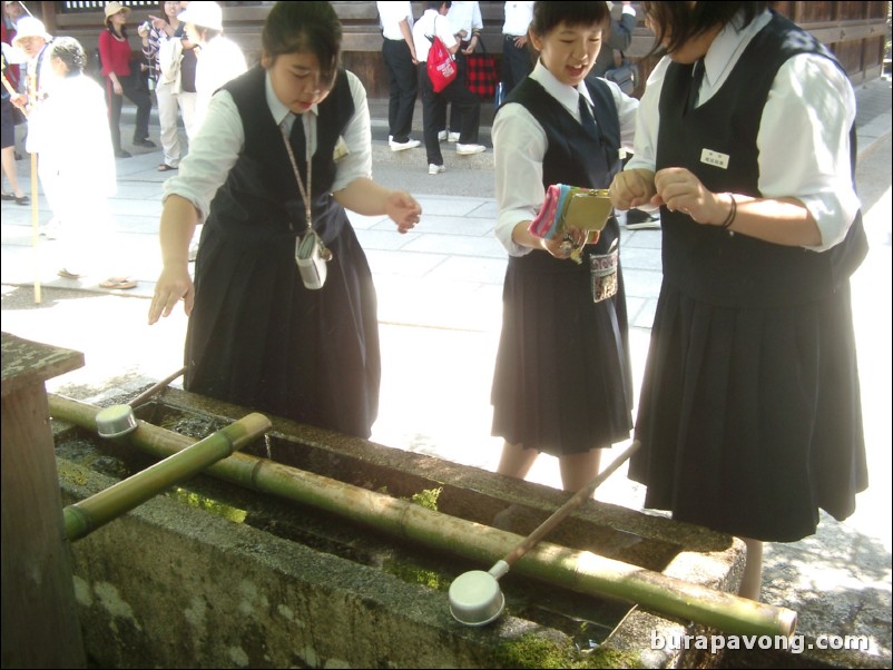 Kiyomizu-dera (Kiyomizu Temple).