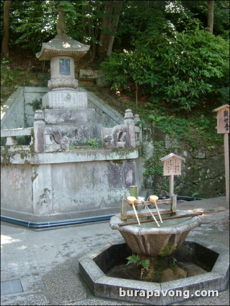 Kiyomizu-dera (Kiyomizu Temple).