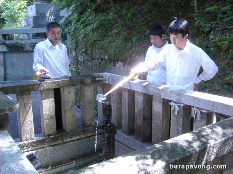 Kiyomizu-dera (Kiyomizu Temple).