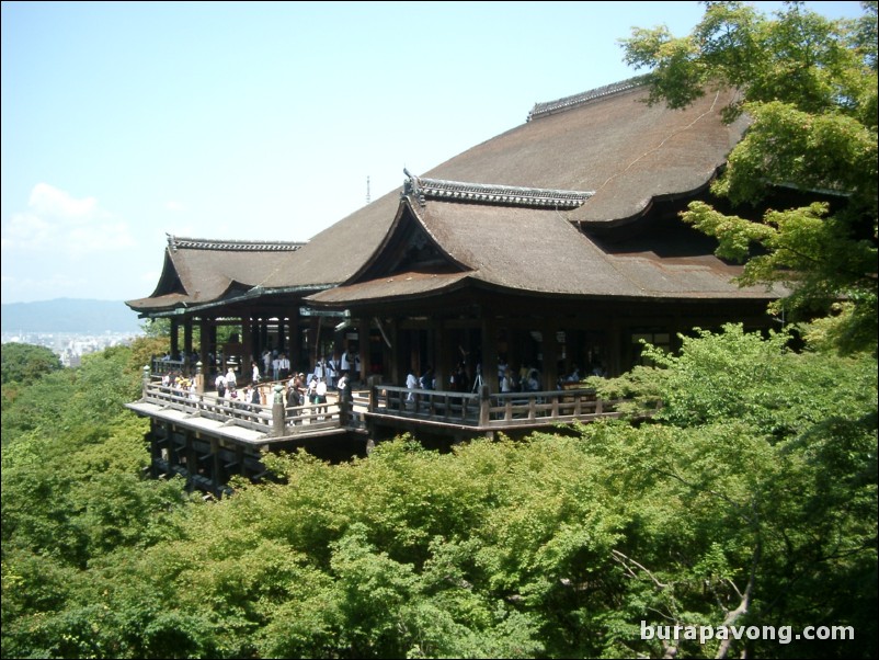 Kiyomizu-dera (Kiyomizu Temple).