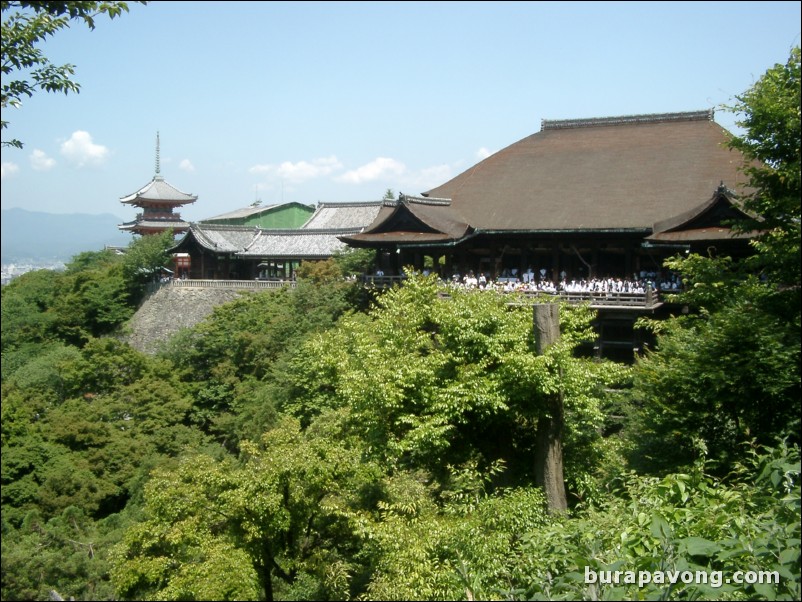 Kiyomizu-dera (Kiyomizu Temple).