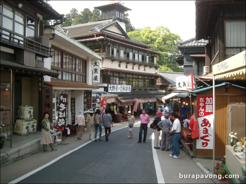 Heading towards Naritasan Shinshoji Temple on Omote-Sando Ave.