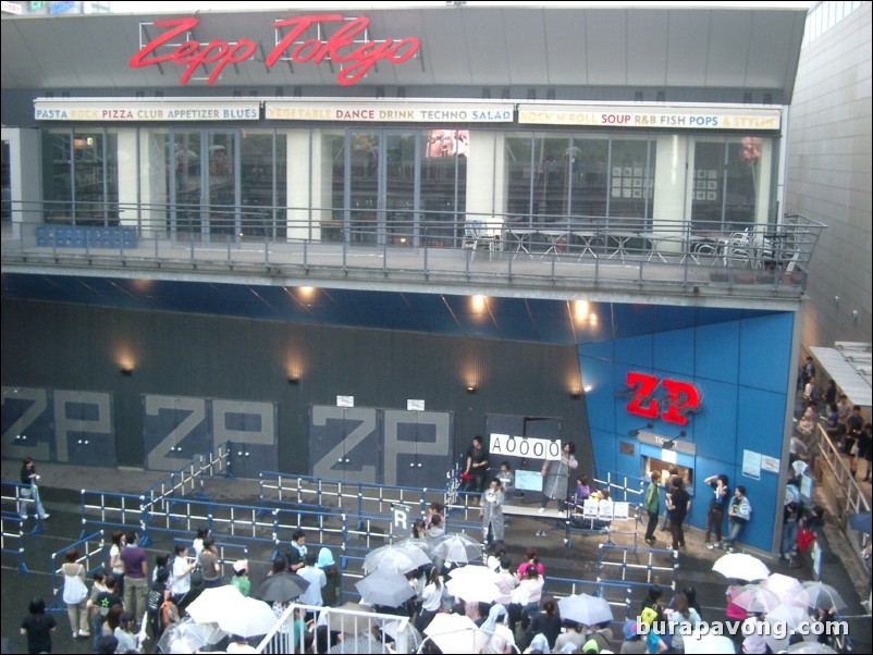 Crowds gathering to see Remioromen live at Zepp Tokyo.